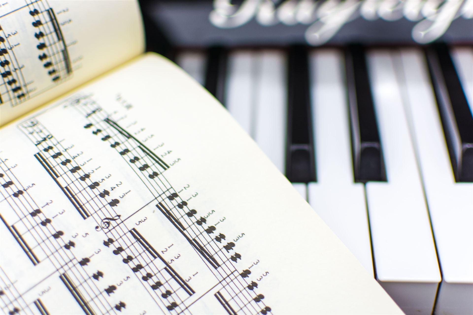 Partitura abierta sobre un piano en Tu Aula Musical, Córdoba